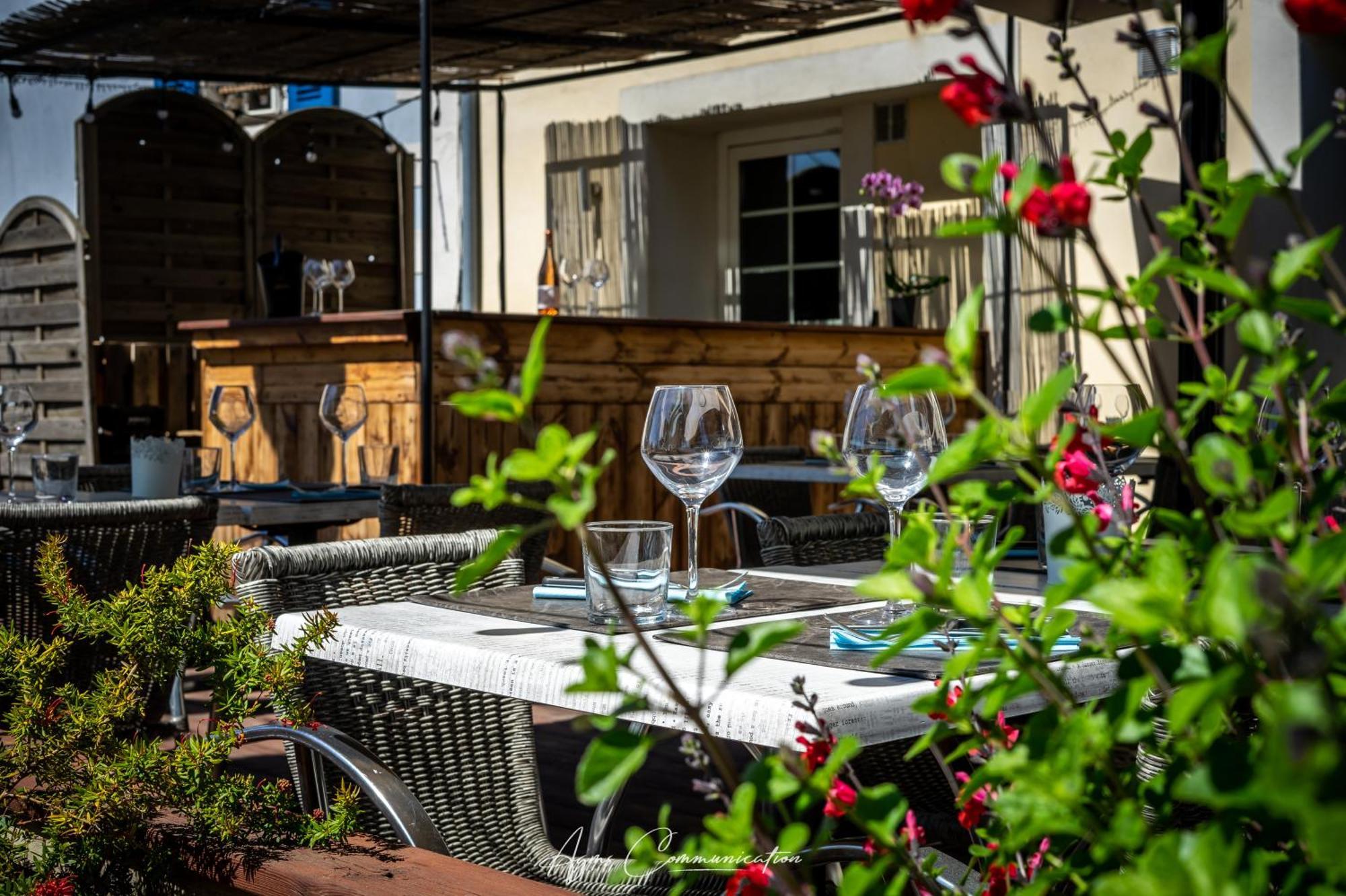 Logis Du Champ De Mars Hotel Puy-Saint-Martin Bagian luar foto